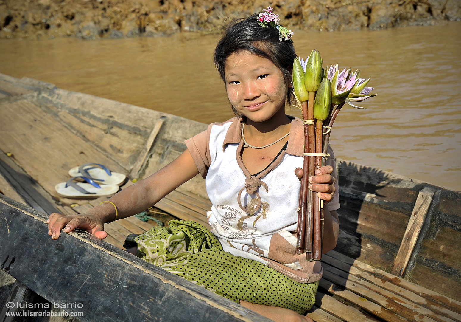 niña flor de loto birmania myanmar